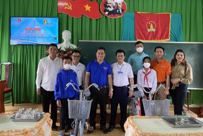 Trao quà cho học nghèo vượt khó